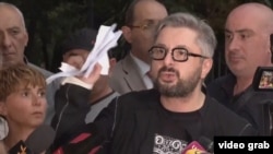 Ника Гварамия, после того как покинул здание прокуратуры, в прямом эфире порвал обвинительное постановление
