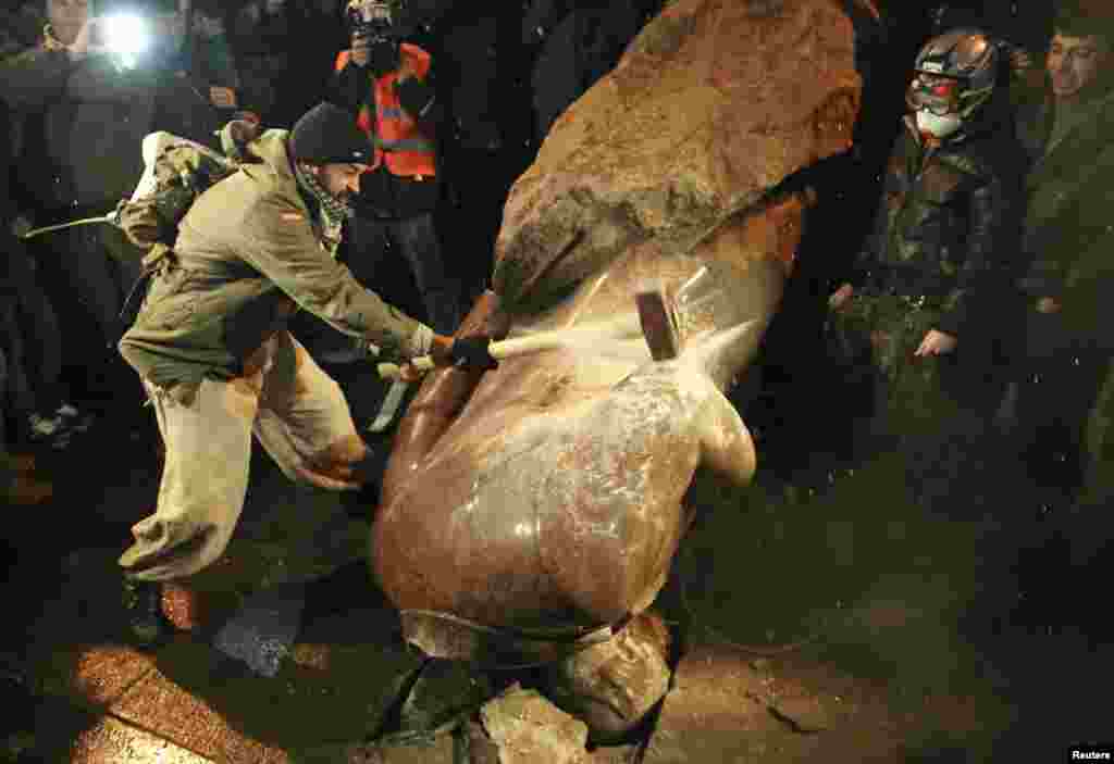 Rušenje Lenjinovog spomenika, Kijev, 8. decembar 2013. Foto: REUTERS / Maxim Zmeyev