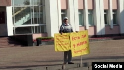 Удмуртский ученый Альберт Разин на пикете у здания Государственного совета Удмуртии, после которого он совершил самосожжение. Ижевск, 10 сентября 2019 года.