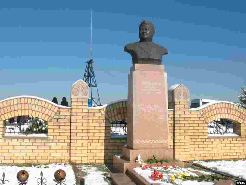 Заманбек Нуркадилов похоронен на кладбище "Кенсай" в Алматы. Там же позже были похоронены оппозиционный политик Алтынбек Сарсенбаев и ученый Нурболат Масанов.
