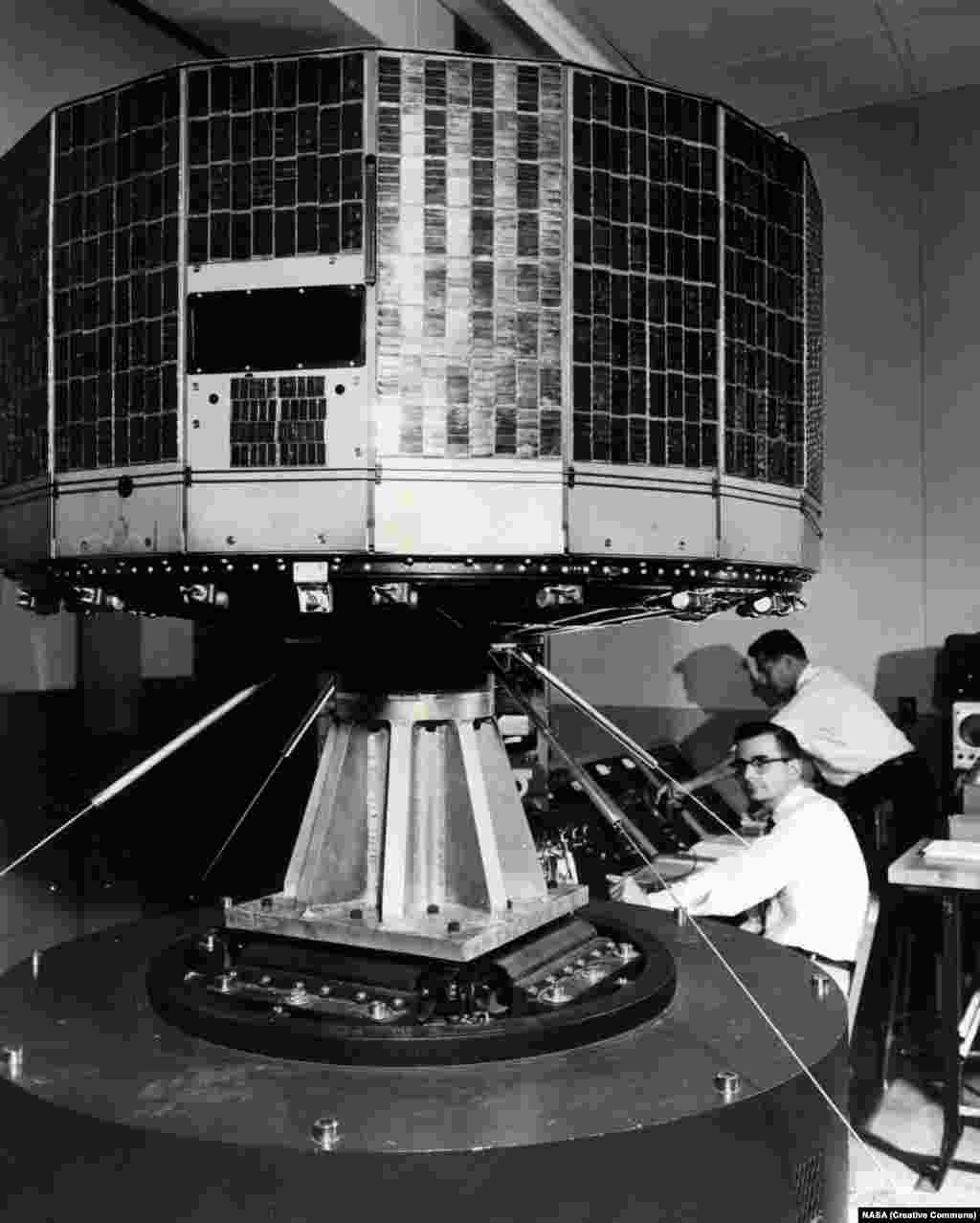 Принадлежащий НАСА метеоспутник Tiros 1 был запущен в 1960 году. На фотографии его трясут во время испытаний, чтобы понять, перенесет ли дорогу оборудование. Tiros – первая попытка создать спутник для прогноза погоды. Он был оборудован двумя камерами, которые посылали сводки в центр управления полетом на Земле. 