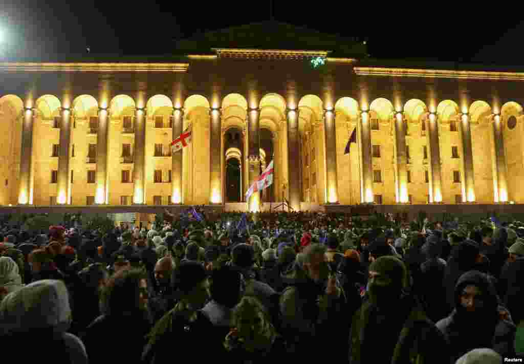 Протестувальники зібралися біля парламенту і біля центрального офісу правлячої партії «Грузинська мрія» в Тбілісі після того, як 28 листопада премʼєр-міністр Іраклій Кобахідзе заявив, що його уряд призупиняє переговори про вступ до ЄС до 2028 року і не прийматиме бюджетні гранти від Брюсселя