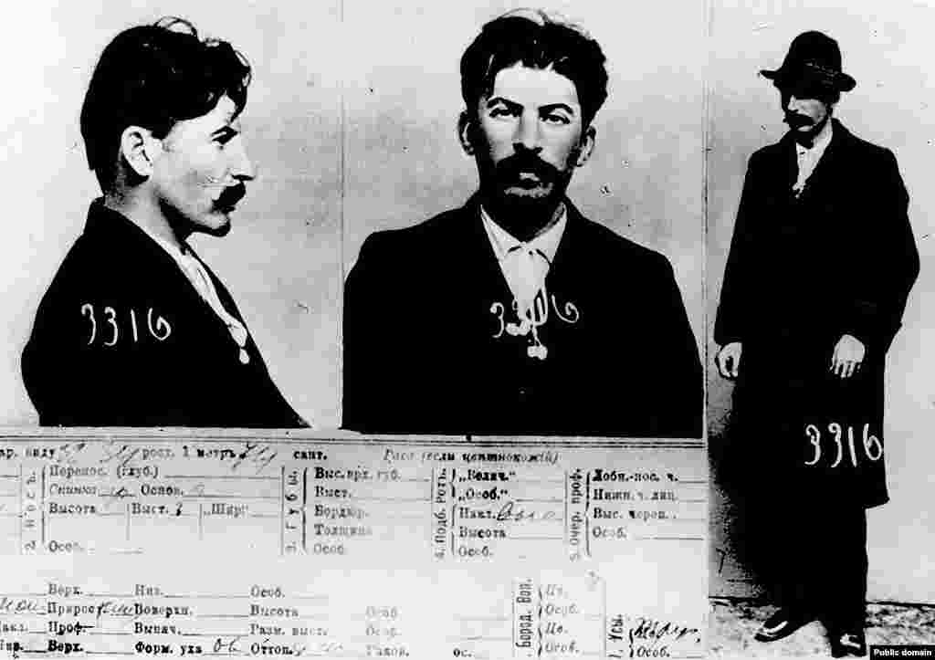Фотографии из полицейского досье, сделанные в начале 1900-х годов. На них запечатлен человек, который позже станет известен как Иосиф Сталин. В те годы, когда были сделаны эти снимки, группа революционеров из окружения будущего советского диктатора потрясла мир, совершив ограбление банка в центре Тбилиси, убив около 40 человек.