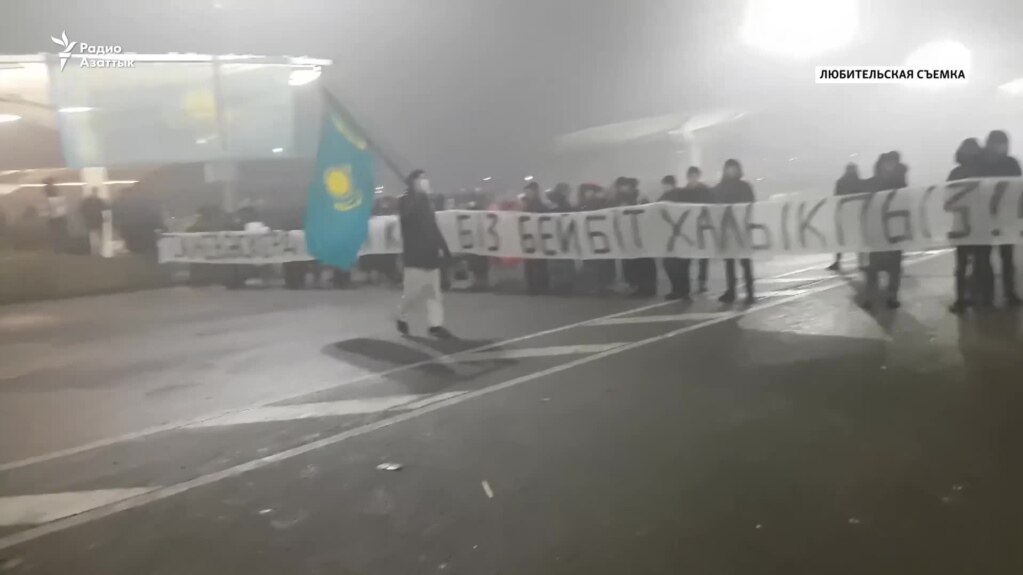 Ранение в голову, дни в коме, неспособность говорить. Где сейчас «державший флаг» на площади