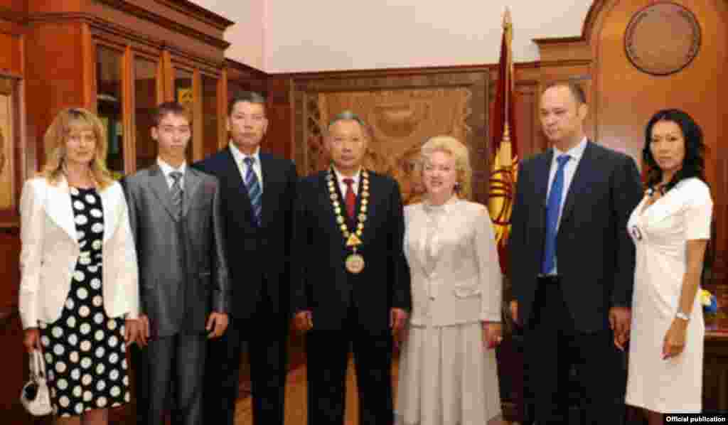Официальная семья бывшего президента КР Бакиева.