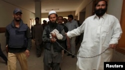 تصویری از بازداشت ملا عبدالغنی برادر، در پاکستان در سال ۲۰۱۰ میلادی. او هشت سال را در زندان پاکستان گذراند. 