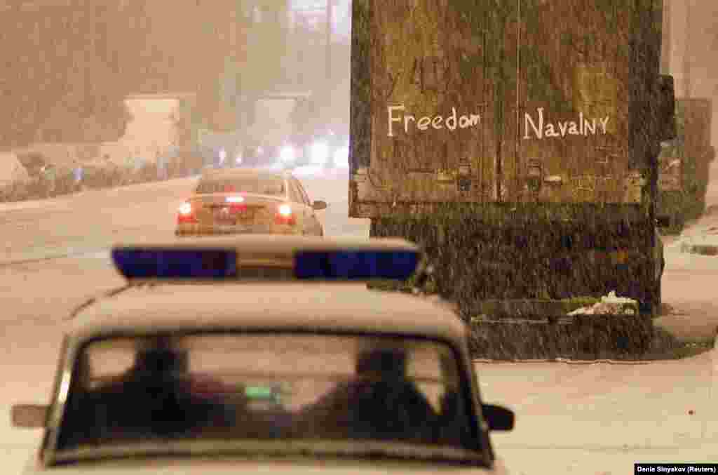 Надпись в поддержку Навального, нацарапанная на задней части грузовика, возле следственного изолятора, где политик содержался после ареста в декабре 2011 года. В феврале 2011 года Навальный в радиоинтервью назвал политическую партию президента Владимира Путина «Единая Россия» «партией жуликов и воров». Фразу подхватили оппозиционные группы.