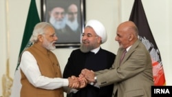 حسن روحانی (وسط) همراه با نارندرا مودی نخست‌وزیر هند (چپ) و اشرف غنی رییس جمهوری افغانستان.
