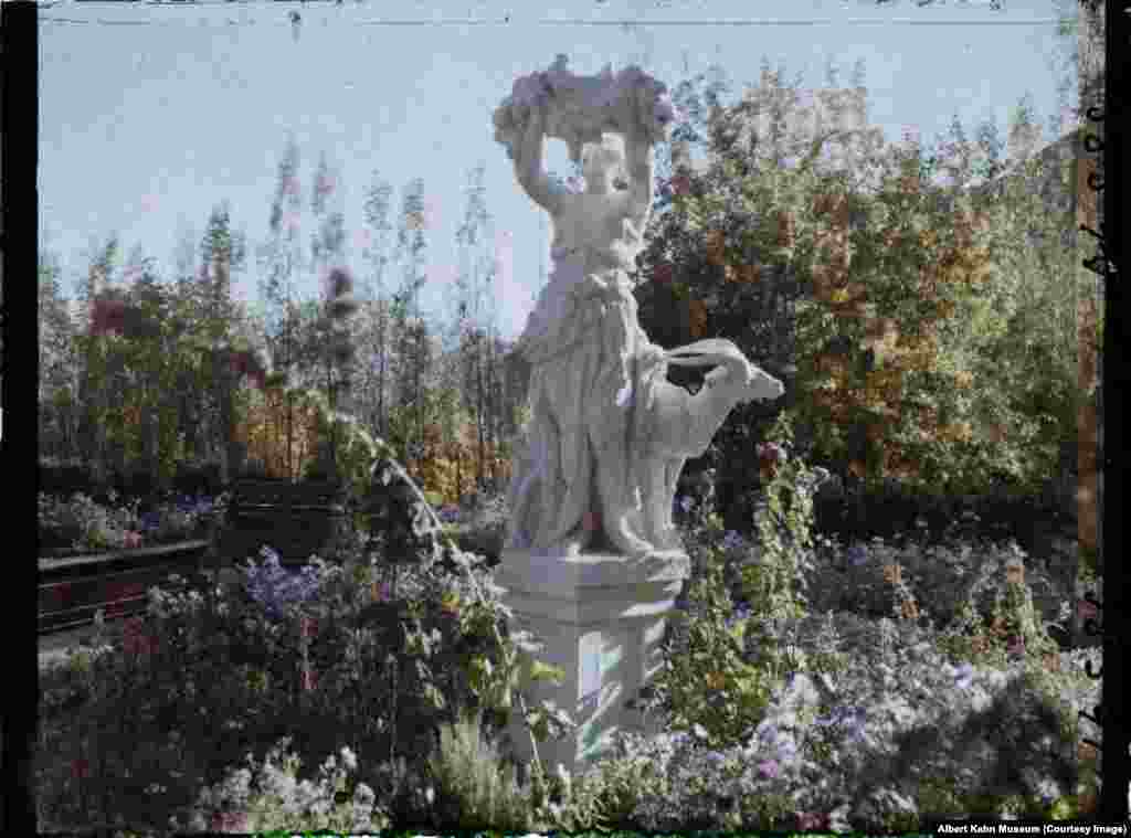 Весна в саду на окраинах Кабула. В 1920-х годах Афганистан был новым независимым государством, только что обретшим фактическую независимость от Британской империи. В течение почти десятилетия после провозглашения независимости страной правил Аманулла-хан, человек светских взглядов, стремившийся развивать Афганистан по примеру западных государств 