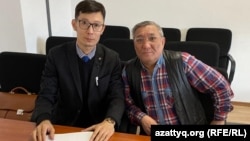 Азаматтық белсенді Мақсат Айсауытов (сол жақта) және адвокат Мереке Ғабдуалиев әкімшілік сотта отыр. Орал, 29 ақпан 2020 жыл.