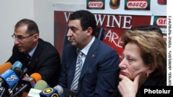 Վարդան Այվազյանը, Վարդան Արամյանը եւ Կարինե Հակոբյանը լրագրողների հետ հանդիպմանը: 3-ը փետրվարի, 2010 թ.