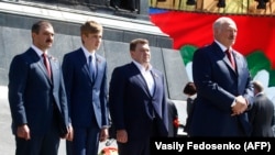 Aljakszandr Lukasenka (j) és fiai (balról): Viktar, Mikalaj és Dzmitrij a Náci Németország elleni győzelem 73. évfordulójáról megemlékező koszorúzáson Minszkben 2020. május 9-én.