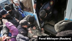 "Оппозиция митингісі өтеді" деген күні полиция белсенділерді ұстап жатыр. Алматы, 28 ақпан 2021 жыл.