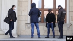 Граѓани со заштитни маски за лице во Скопје