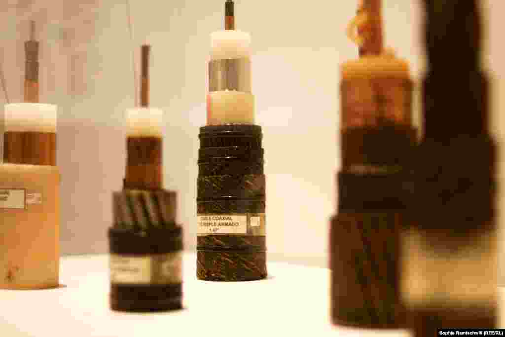 Selecție a diferitor fibre optice de internet Colecția de istorie a tehnologiei Telefonica Parte a expoziției BIG BANG DATA „Si tu ești trist, și eu, și operele mele de artă sunt spații în care tristețile noastre se întîlnesc, și astfel amîndoi avem nevoie să ne simțim mai puțin triști” (Mark Rothko).