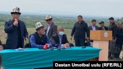 Камчыбек Ташиевдин Кара-Суудагы эл менен жолугушкан учурунда тартылган сүрөт. 19-апрель, 2021-жыл. 