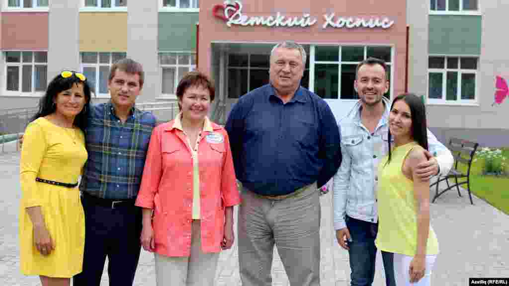 Җырчылар Анжела Вавилова хәйрия вакыфы рәисе, һоспис мөдире Владимир Вавилов (уртада) белән 