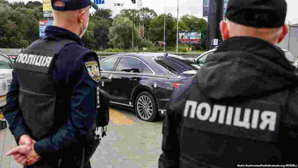 За словами голови Київської обласної прокуратури Олексія Хоменка, по автомобілю Сергія Шефіра вистрілили 18 разів 