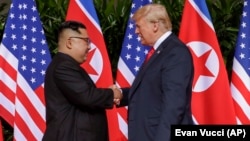АҚШ президенті Дональд Трамп пен Солтүстік Корея басшысы Ким Чен Ынның кездесуі. Сингапур, 12 маусым 2018 жыл
