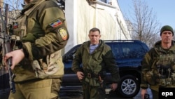 زاخارچنکو در میان محافظانش