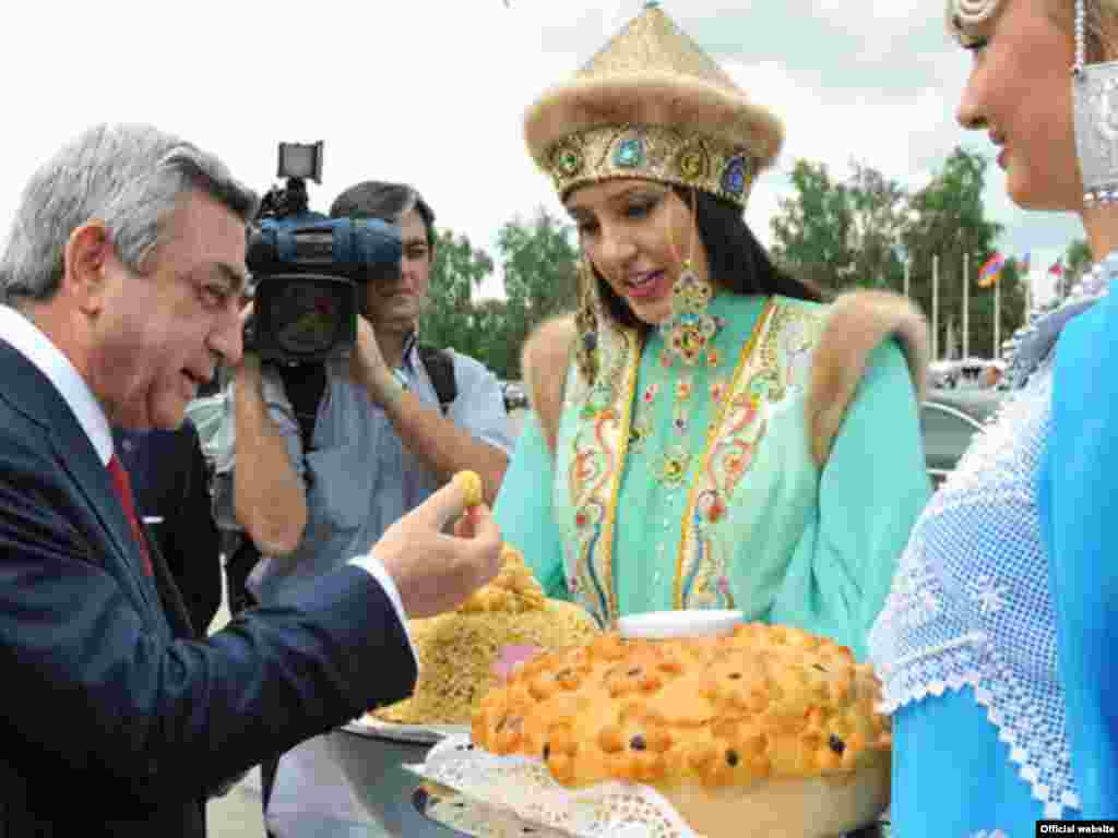 Ռուսաստան -- Հայաստանի նախագահին դիմավորում են Կազանում, 24-ը հունիսի, 2011թ. - Armenian president S.Sargsian in Kazan