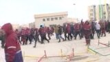 Люди в рабочей спецовке стоят на центральной площади города Жанаозен. 16 декабря 2011 года. Скриншот с видеопартала Стан.кз.