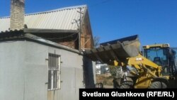 Снос дома Бибикадиши Бейсеновой на бывшей дачной территории. Астана, 24 сентября 2014 года.