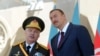 Азербайджан в прошлом году увеличил расходы на свою национальную оборону на 87%. На фото: Ильхам Алиев (справа) с министром обороны Сафаром Абиевым на военном параде в Баку