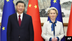 Chinese leader Xi Jinping meets with European Commission President Ursula von der Leyen in December 2023.