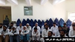 ارزګان کې یو شمېر ډاکټرانو اعتراض کړی