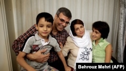 نسرین ستوده پس از آزادی از زندان در جمع خانواده‌اش
