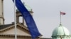 Zgrada Skupštine Srbije sa zastavama Srbije i EU