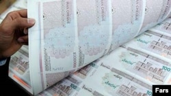 بر پایه تحقیقی که سال گذشته از سوی بانک خصوصی پارسیان انجام گرفت، خروج سالانه سرمایه از ایران، سه میلیارد و ۳۰۰ میلیون دلار در سال برآورد شده بود