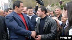 Գագիկ Ծառուկյանը ընտրողների հետ հանդիպման ժամանակ, ապրիլ, 2012