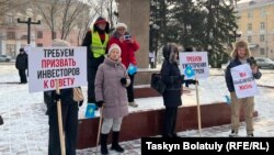 Өскеменде он шақты адам экология мәселесі бойынша митинг өткізіп тұр. 24 қараша, 2024 жыл.