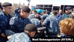 Задержания участников акции с требованием «освободить политзаключенных». Астана, 10 мая 2018 года.