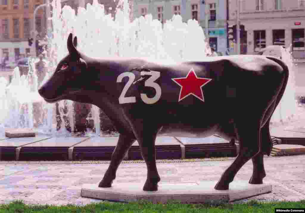 Совет танкісіне қойылған ескерткішті мазақтайтын сиыр мүсіні. Прага, 2004 жылдың жазы.
