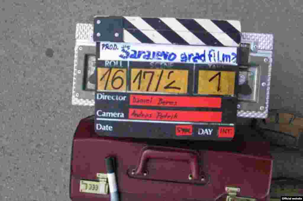 Čekanje - Ekipa filma ČEKANJE snimala je u periodu od 22. do 25. maja. Režiju potpisuje Daniel Beres iz Mađarske, a scenarista je Zacharias Mavroeidis iz Grčke. Uloge u filmu tumače Ivana Popović i Nebojša Đorđević iz Srbije, Maja Izetbegović, Mirza Tanović, Boris Ler, Jasenko Pašić, Mirela Lambić, Sanin Milavić i Mirna Kreso iz BiH. Zadovoljstvo nakon završenog snimanja nije skrivao ni reditelj Beres. Kako je istakao ekipa je vrijedno radila i sve je završeno prema planu. “Veoma smo umorni, ali se nadam da će se naš trud isplatiti“, kazao je Beres.