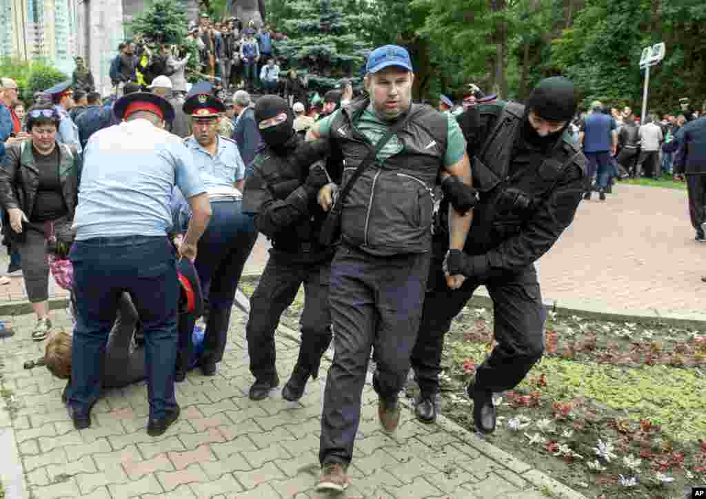Последняя серия крупных акций протеста, не санкционированных властями, участники которых, в частности, выступали за бойкот президентских выборов, происходила 1 мая - в День единства народа Казахстана. В этот день в Алматы, Нур-Султане и других городах были задержаны десятки людей. На многих позже были наложены административные взыскания в виде арестов и штрафов за "нарушение порядка проведения мирных собраний" и "неподчинение сотрудникам полиции". На фото - задержания 9 июня в Алматы. 
