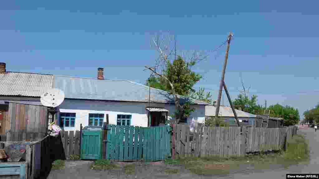 Мұнда қазір КарЛАГ-тың әйелдерге арналған сегіз барагы бар. Қазір оларда жергілікті тұрғындар тұрады. Барактар бірнеше отбасы тұру үшін бірнеше бөлікке бөлінген. Кейбірі жөнделген. Мұнда барлығы 12 әйелдер барагы болған. Ол барактардағы тұрмыс еркектер барагындағыдан аса айырмасы болмаған. - 1942 жылы Карлагтың жаза мерзімі біткен кей тұтқындарын соғыс біткенше босатпау туралы қаулы шыққан. Кейбір тұтқындар мерзімінен артық бір немесе екі, кейді тіпті одан да көп жыл қамауда болған. Меніңше, Сталин мұндағы адамдардың көбі кінәсіз екенін білген, егер оларды босатса, Германия жағына шығып, СССР-ге қарсы соғысады деп қауіптенген, - дейді экскурсия жүргізуші Иван Кондрашов.
