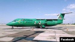 Armenia Airways-ի օդանավը «Զվարթնոց» օդանավակայանում, արխիվ