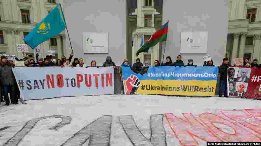 Під час акції розгорнули державний прапор України, також активісти створили великий банер з написом SayNOtoPutin, який наприкінці акції віднесли до будівлі Міністерства закордонних справ