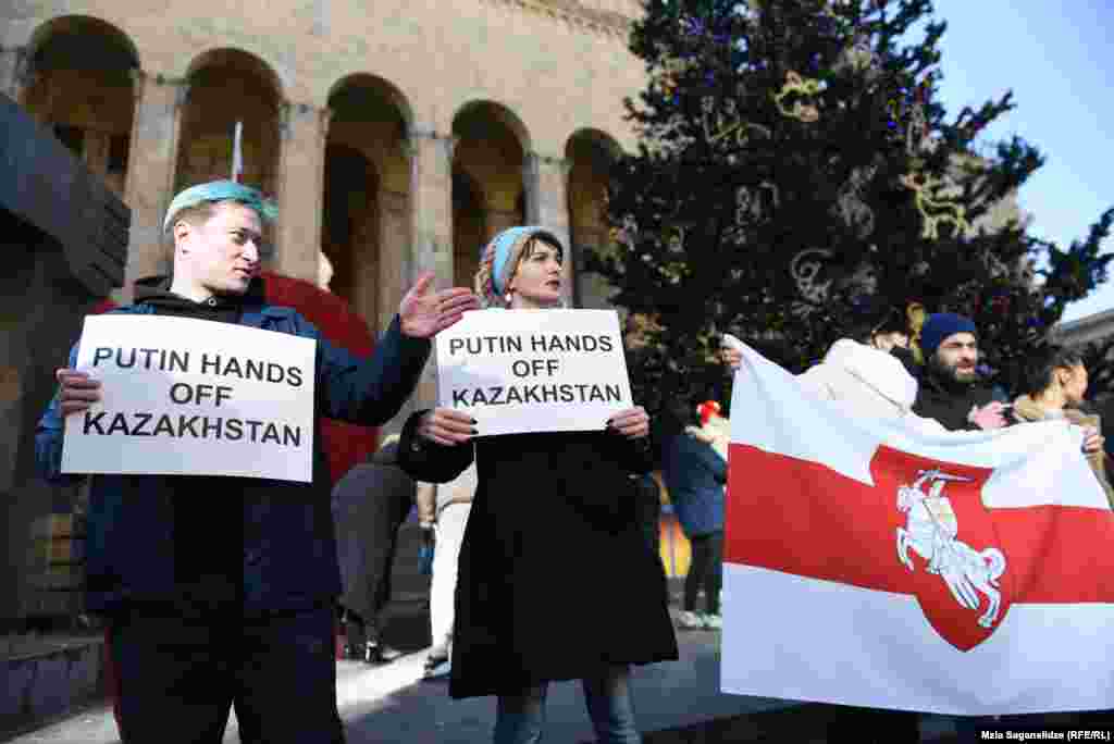 Protestuesit në Gjeorgji mbajnë pankarta me mbishkrimin "Putin duart larg nga Kazakistani" 