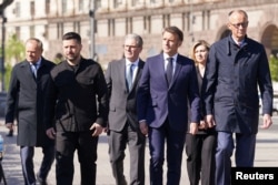 Прэм’ер-міністар Польшчы Дональд Туск, прэзыдэнт Украіны Ўладзімір Зяленскі, прэм’ер Вялікабрытаніі Кір Стармэр, прэзыдэнт Францыі Эманюэль Макрон у Кіеве. 10 траўня 2025