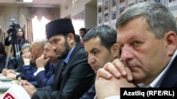 Әхтәм Чийгөз (у) җитәкләгән кырымтатар вәкиллеге татар конгрессында. 25-29 апрель 2014 ел