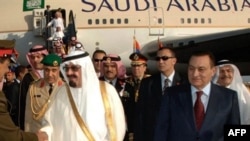 ملک عبدالله پادشاه عربستان برای گفتگو با حسنی مبارک، رییس جمهور مصر در باره مشکلات اعراب به شرم الشیخ رفته است. (عکس از AFP)