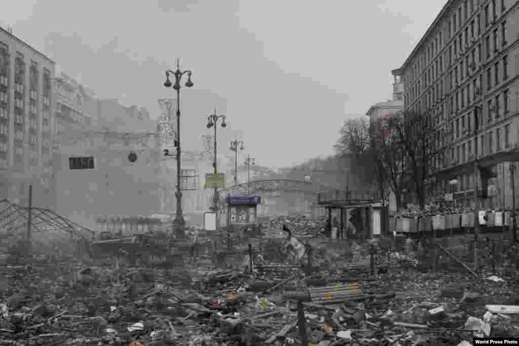 На снимке француза Жерома Сессини - одна из улиц в центре Киева после столкновений прошлой зимой. 