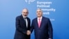 Հունգարիայի վարչապետ Վիկտոր Օրբանը ողջունում է Հայաստանի վարչապետ Նիկոլ Փաշինյանին, Բուդապեշտ, 7-ը նոյեմբերի, 2024թ.