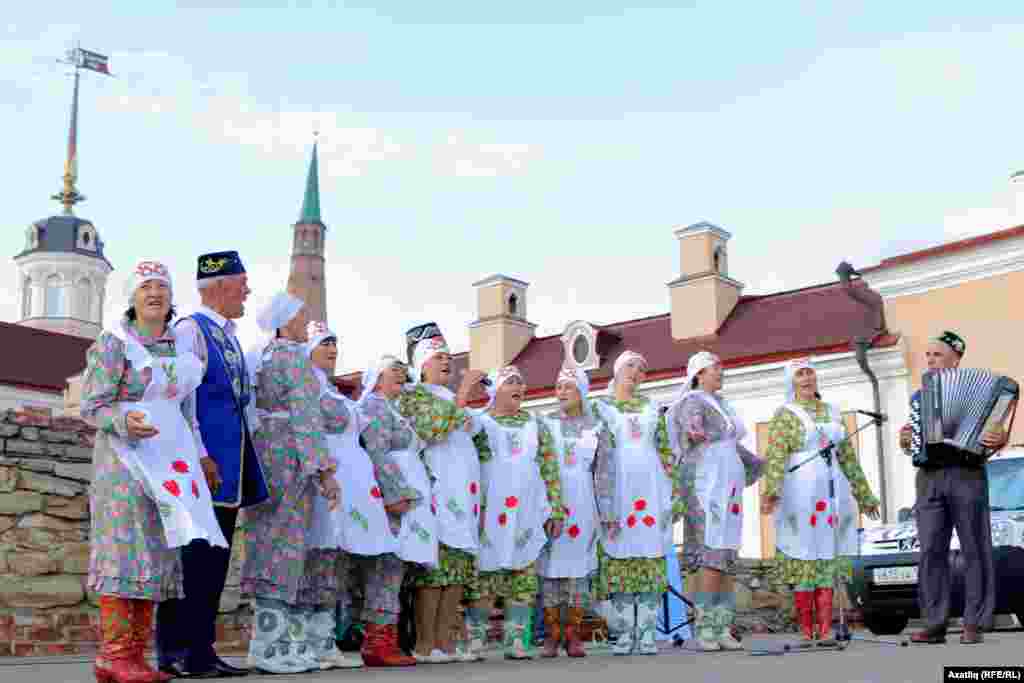 Фольклор ансамбльләре Казан кирмәнендә унлап мәйданчыкта чыгыш ясады 
