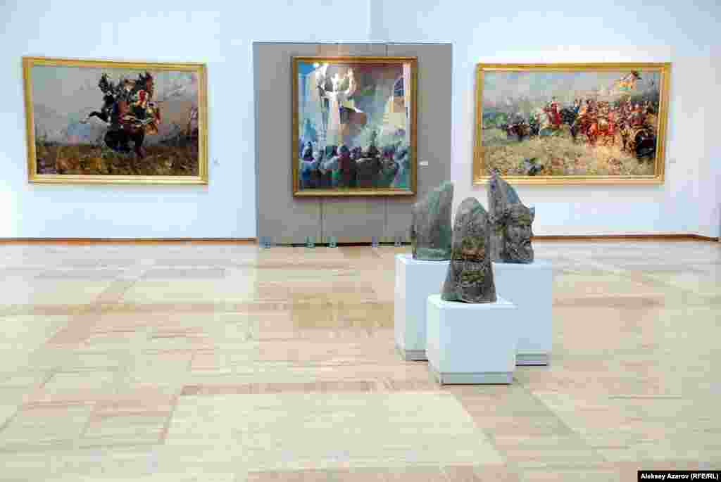 «Ұлы дала жаңғырығы» көрмесі өтіп жатқан залға кірген сәтте Бақытхан Мырзахметовтің «Абылайханды ақ киізге көтеру» (ортада), Талғат Тілеужановтың «Жекпе-жек» (сол жақта) және «Ұрыс алдында» (оң жақта) картиналары мен Тілеуберді Бинаштың «Қаратау» мүсіндер топтамасы назарға бірден ілігеді.